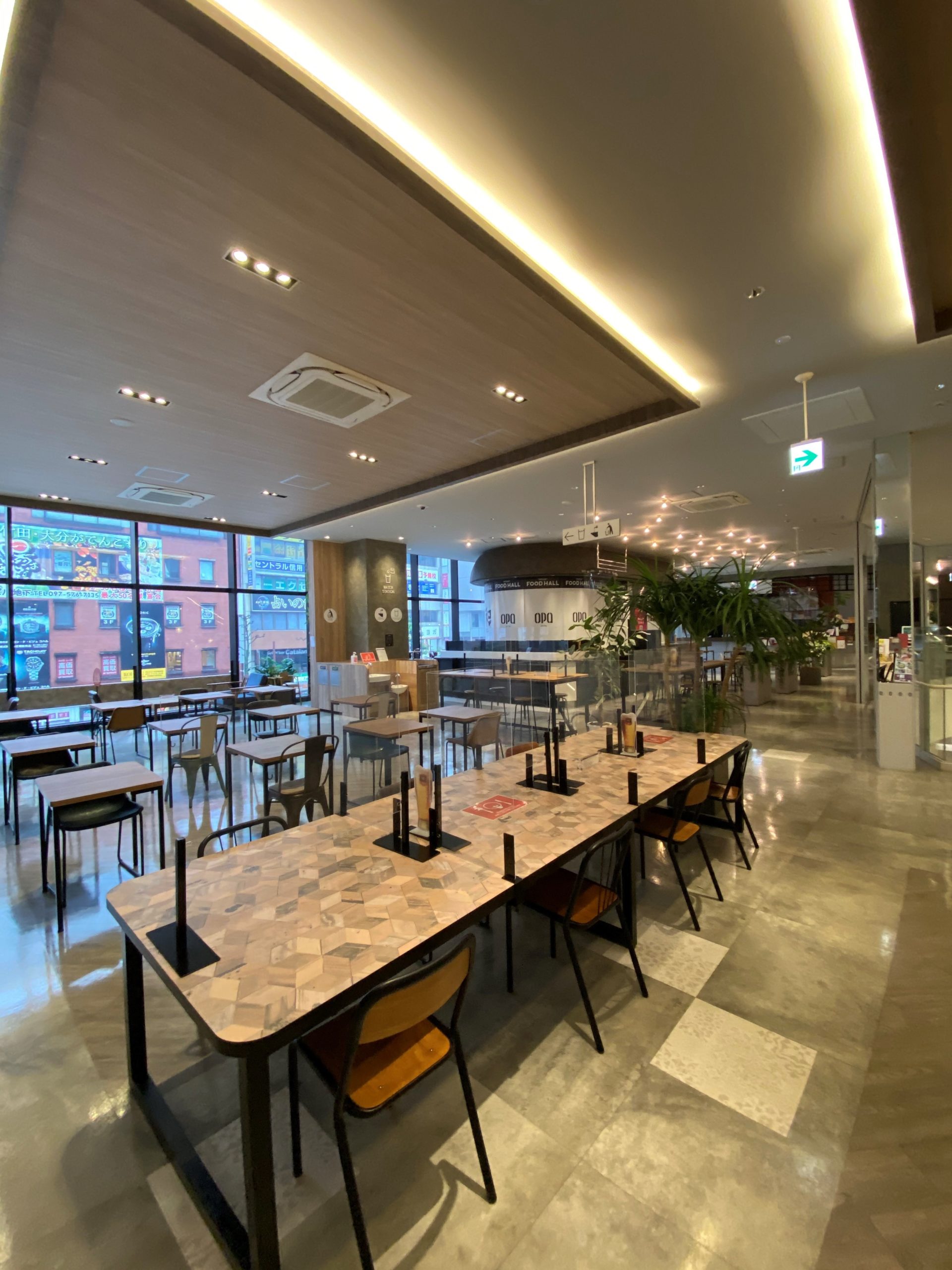 大分オーパ 様での施工の様子です Ckサービス株式会社